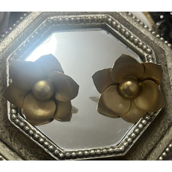 -EARRINGS VTG Brass Flower Pierced - Picture 1 of 3